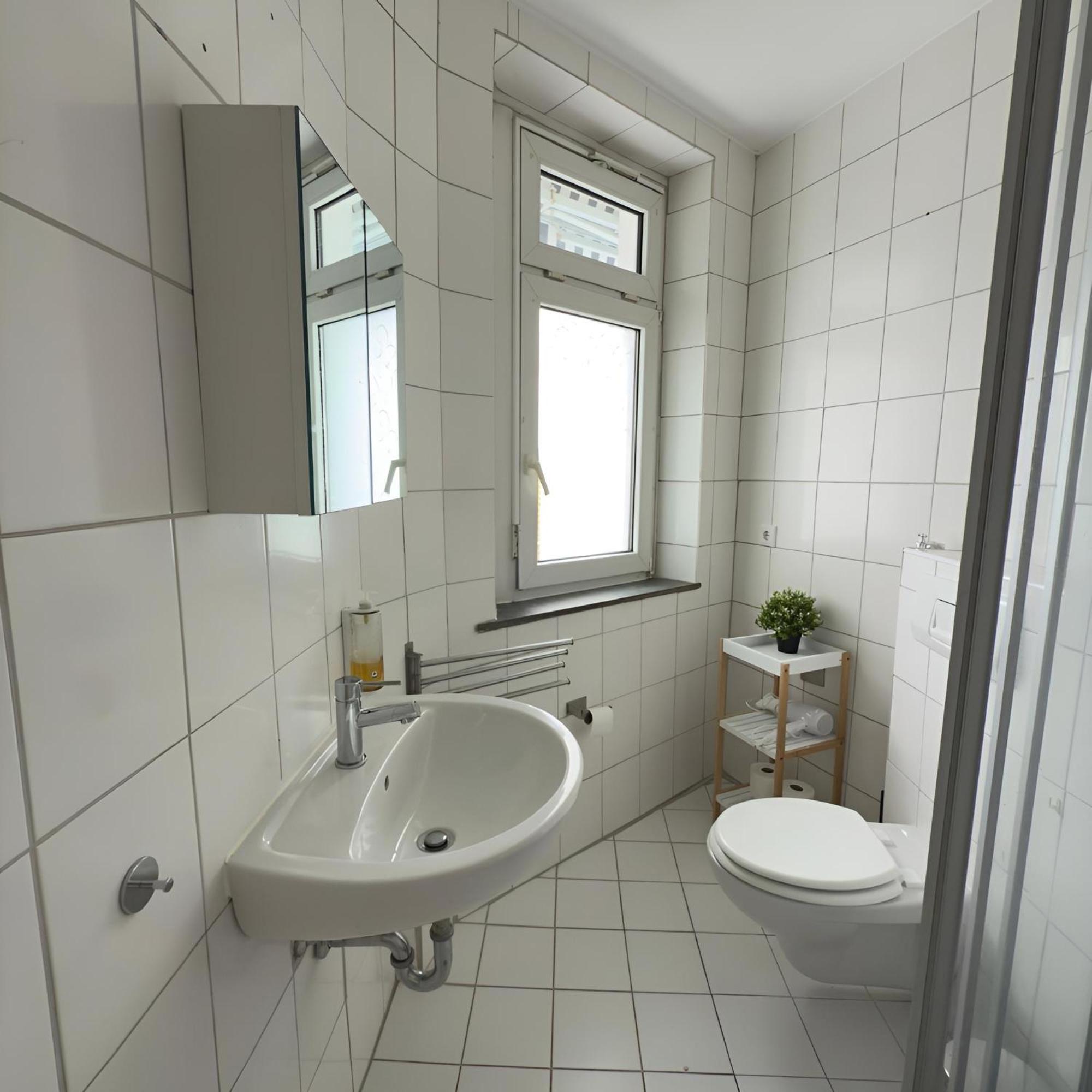 Raha Apartments - Ihr Komfortables Zuhause - Garten - Vollausstattung - Balkon - Parkplatz Kassel Luaran gambar